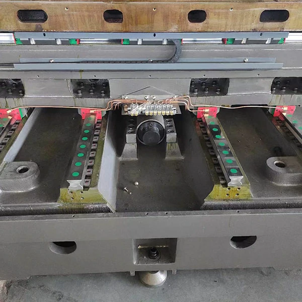heavy-duty-cnc-machining-center-roller-linear-guideway Roller linear guideway system of heavy duty CNC machining center for high rigidity and precision machining