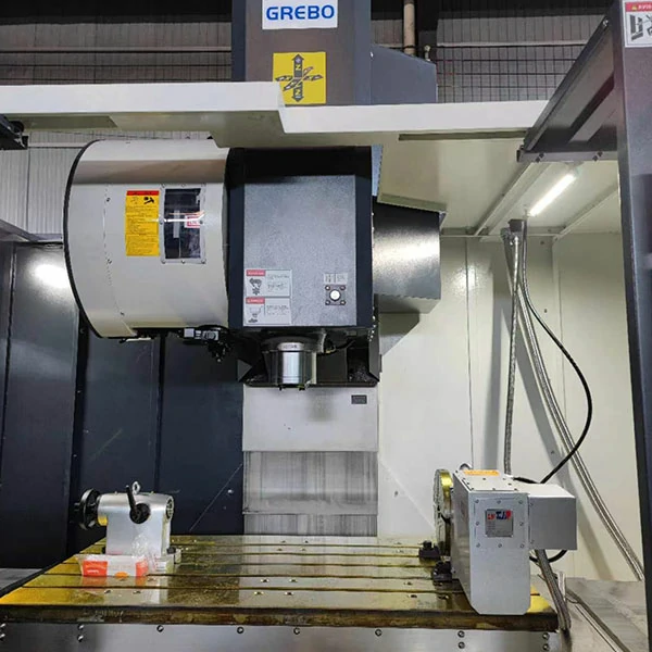 heavy-duty-vertical-machining-center-machining-area Large machining area inside heavy duty vertical machining center with spindle and worktable